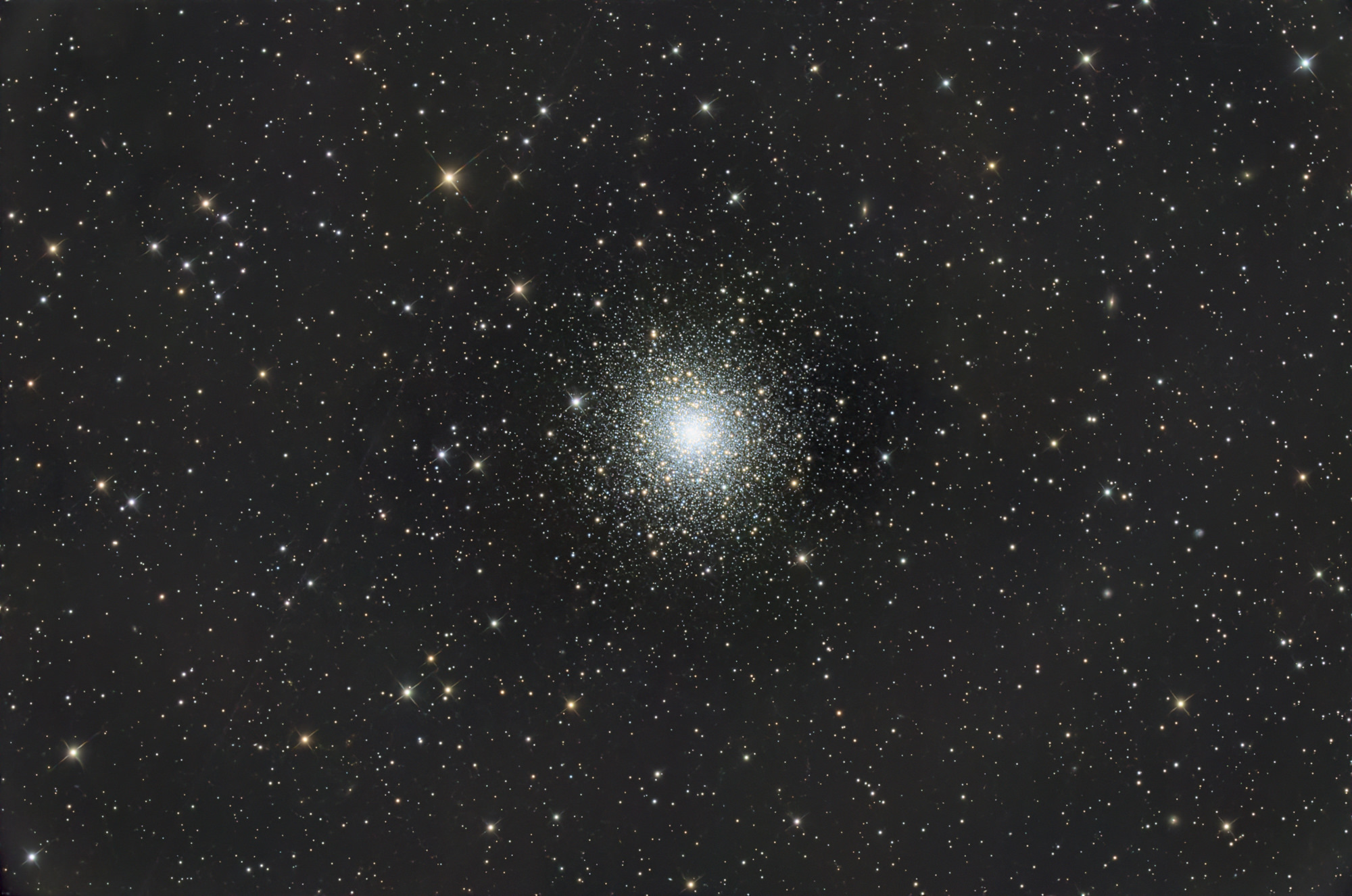Messier 92 ist ein heller Kugelsternhaufen im Sternbild Herkules